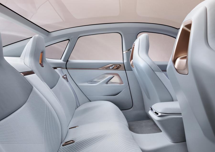 Интерьер BMW Concept i4 2020 года  (фото 31 из 71)